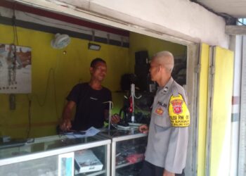 Personil Polsek Cikalongkulon Sambangi Pemilik Toko Berikan Himbauan Kamtibmas