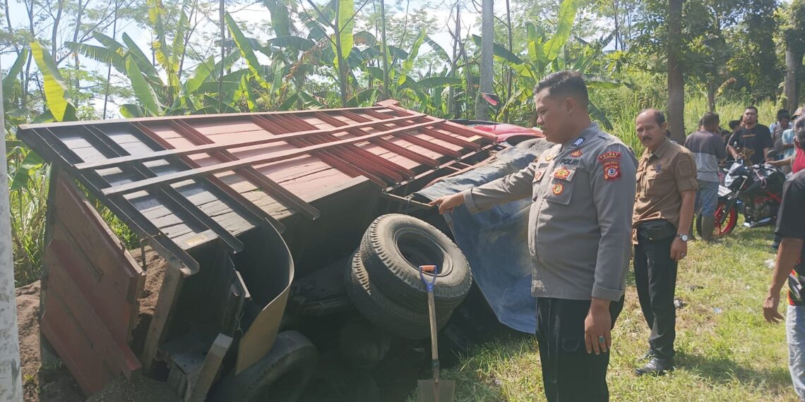 Sigap! Kapolsek Cikalongkulon Bersama Anggota Bantu Evakuasi Korban Kecelakaan.