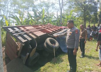 Sigap! Kapolsek Cikalongkulon Bersama Anggota Bantu Evakuasi Korban Kecelakaan.