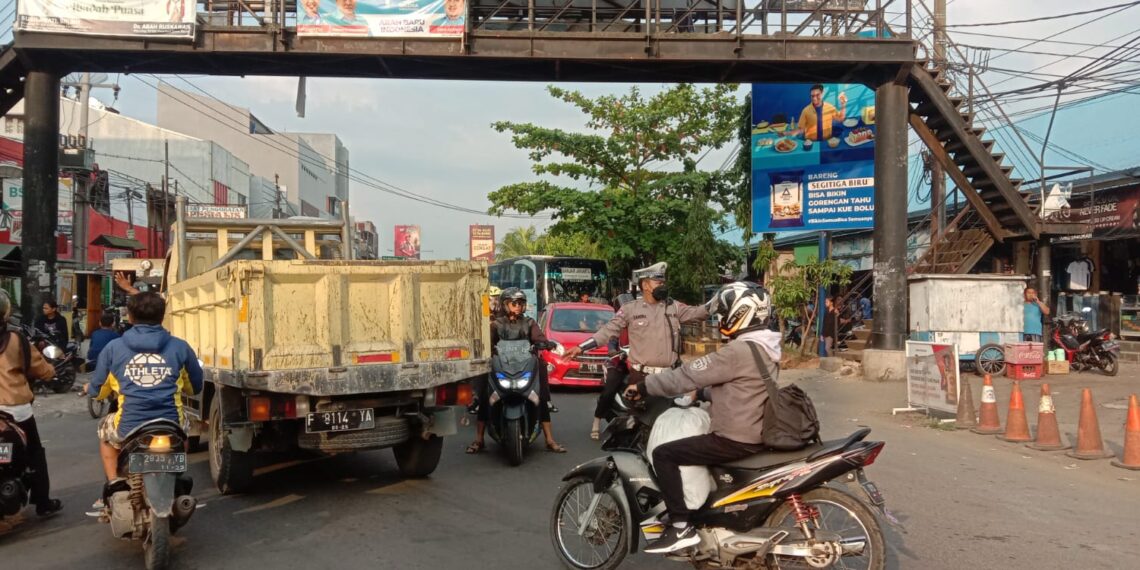 Unit Lantas Polsek Ciranjang Gatur Lantas di Depan Pasar Ciranjang, Urai Kemacetan