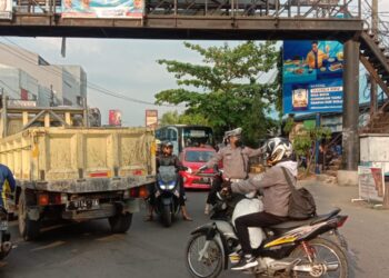 Unit Lantas Polsek Ciranjang Gatur Lantas di Depan Pasar Ciranjang, Urai Kemacetan