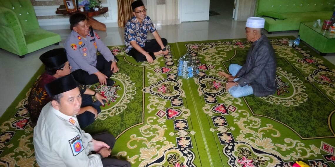 Personil Polsek Kadupandak Ajak Tokoh Agama Bersinergi Dalam Menjaga Kamtibmas.