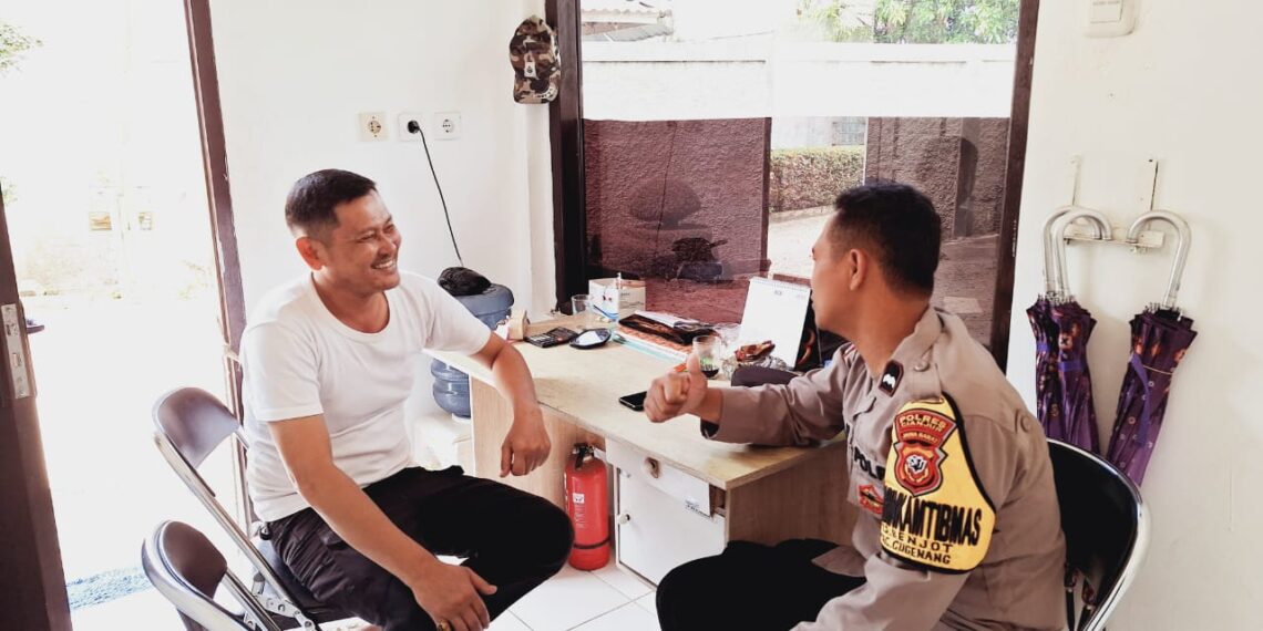 Sambang Door To Door System Bhabinkamtibmas Polsek Cugenang Ajak Warga Jaga Kamtibmas