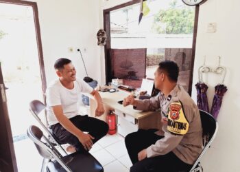 Sambang Door To Door System Bhabinkamtibmas Polsek Cugenang Ajak Warga Jaga Kamtibmas