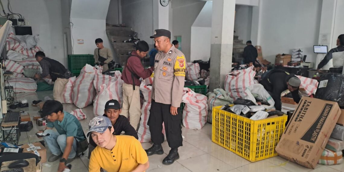 Giat Sambang Ke Kantor Jasa Pengiriman, ini Yang Disampaikan Oleh Bhabinkamtibmas