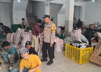Giat Sambang Ke Kantor Jasa Pengiriman, ini Yang Disampaikan Oleh Bhabinkamtibmas