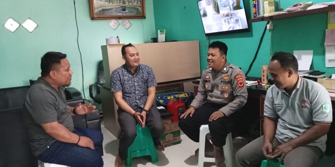 Dekatkan Diri Kepada Masyarakat  Anggota Polsek Lembursitu Patroli Dialogis dengan Warga