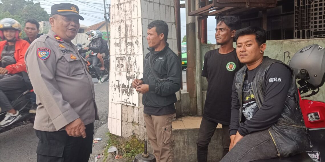 BHABINKAMTIBMAS POLSEK CISAAT PATROLI DIALOGIS SAMPAIKAN PESAN KAMTIBMAS KEPADA WARGA