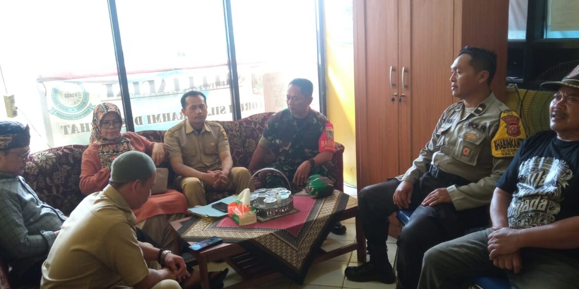 Jalin Keakraban Bhabinkamtibmas Polsek Cisaat dan Babinsa saat sambang warga