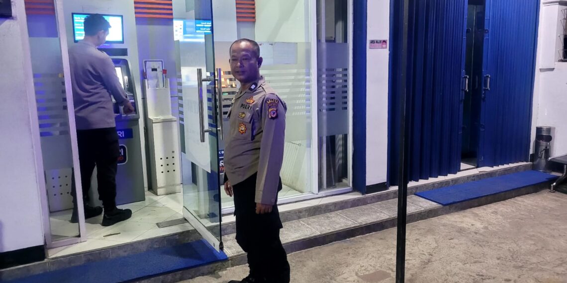 Cegah Kejahatan Perbankkan Saat Patroli Malam Unit Samapta Polsek Sukalarang kontrol ATM BRI