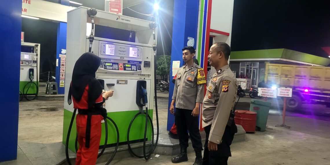 Anggota Patroli Polsek Sukalarang Melaksanakan Patroli Malam Kontrol SPBU