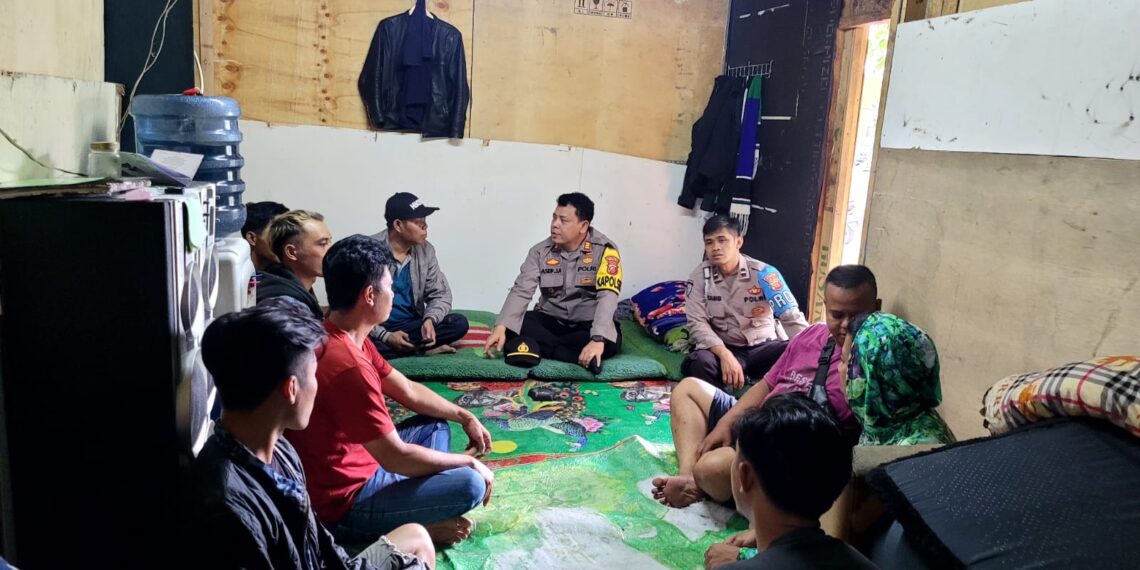 Kapolsek Sukalarang Jalin Silaturahmi Dengan Masyarakat Melalui Giat Ngariung Sareng Kapolsek