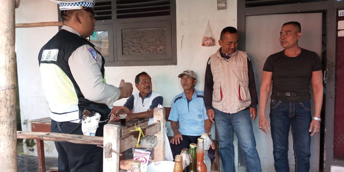 Sat Lantas Polsek Gunungguruh berikan Himbauan Patuhi Peraturan Lalu Lintas Demi Keselamatan Kepada Warga
