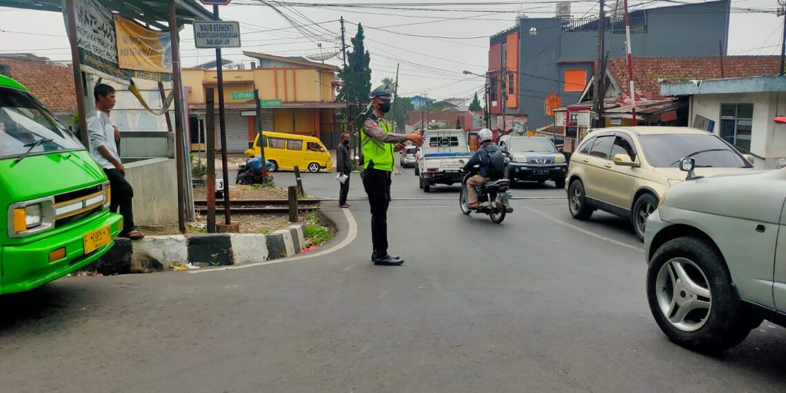 Gatur Lalu Lintas Polsek Warudoyong  Paska melintas Kereta Api Pangrango