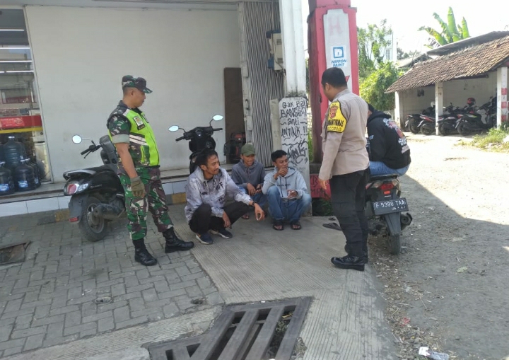 Sinergitas TNI – Polri, Bhabinkamtibmas Dalam Kegiatan Sambang Warga Desa Binaannya