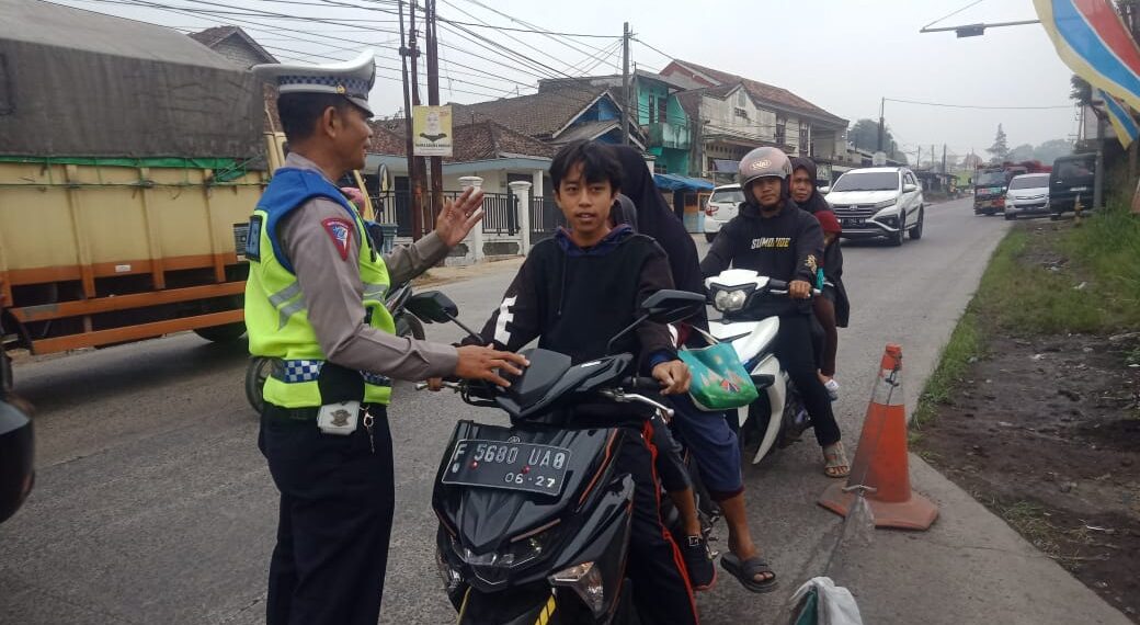 Tanpa Lelah, Polisi Berikan Himbauan Atau Teguran Humanis Terkait Keselamatan Berlalu Lintas