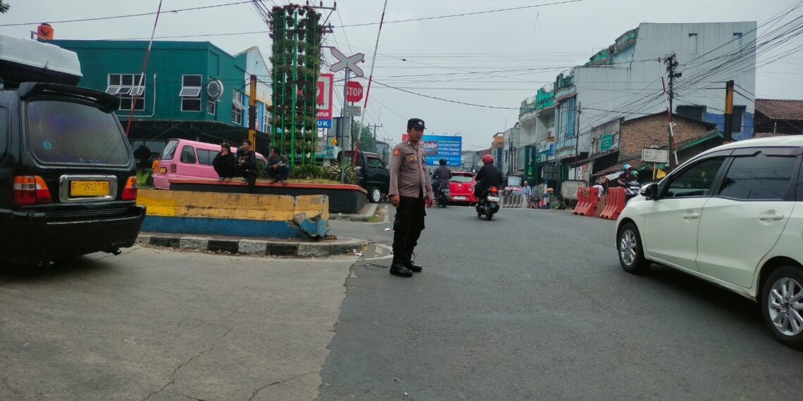 Ciptakan Kamseltibcarlantas, Polsek Citamiang Gelar Pelayanan Rutin Gatur Siang hari