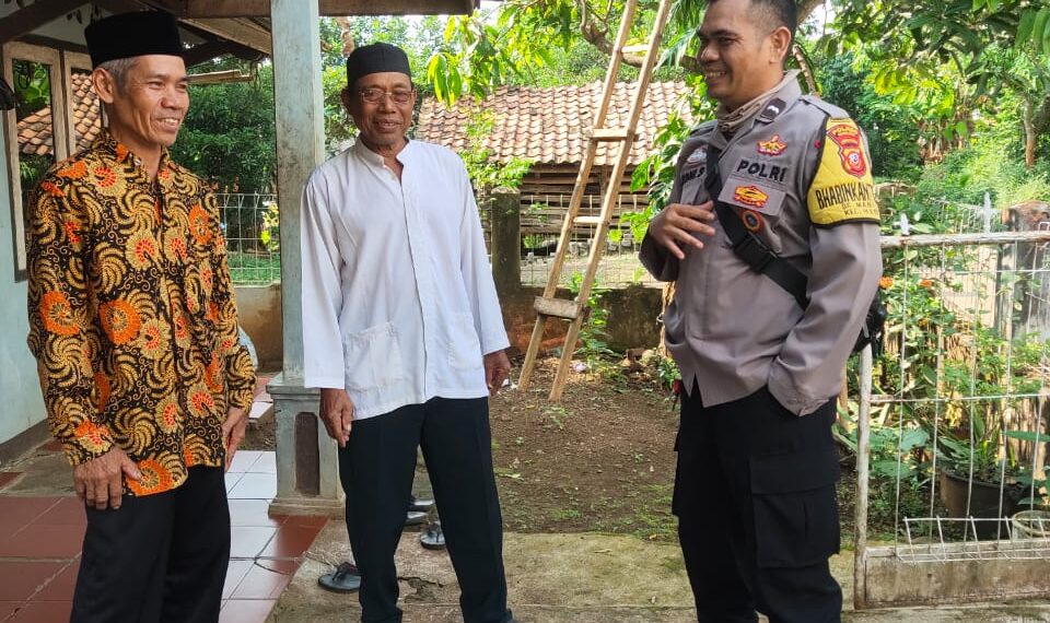 Tingkatkan Silaturahmi, Bhabinkamtibmas Polsek Mande Sambangi Warga Binaan