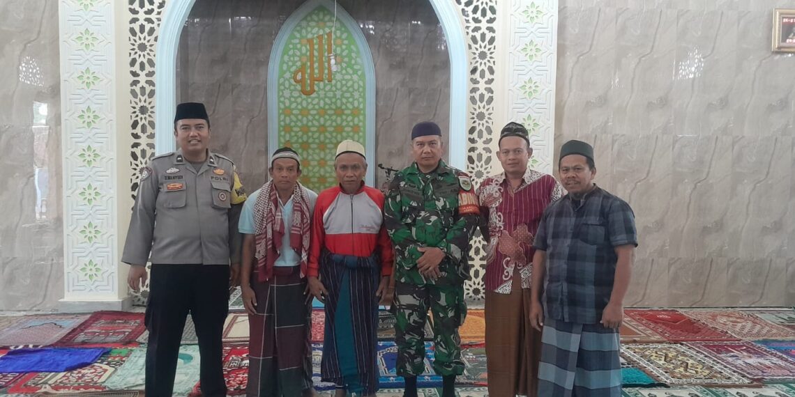 Sinergitas TNI-Polri Hadir di mesjid laksanakan sholat berjamaah demi meningkatkan rasa iman dan taqwa.
