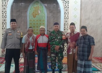 Sinergitas TNI-Polri Hadir di mesjid laksanakan sholat berjamaah demi meningkatkan rasa iman dan taqwa.