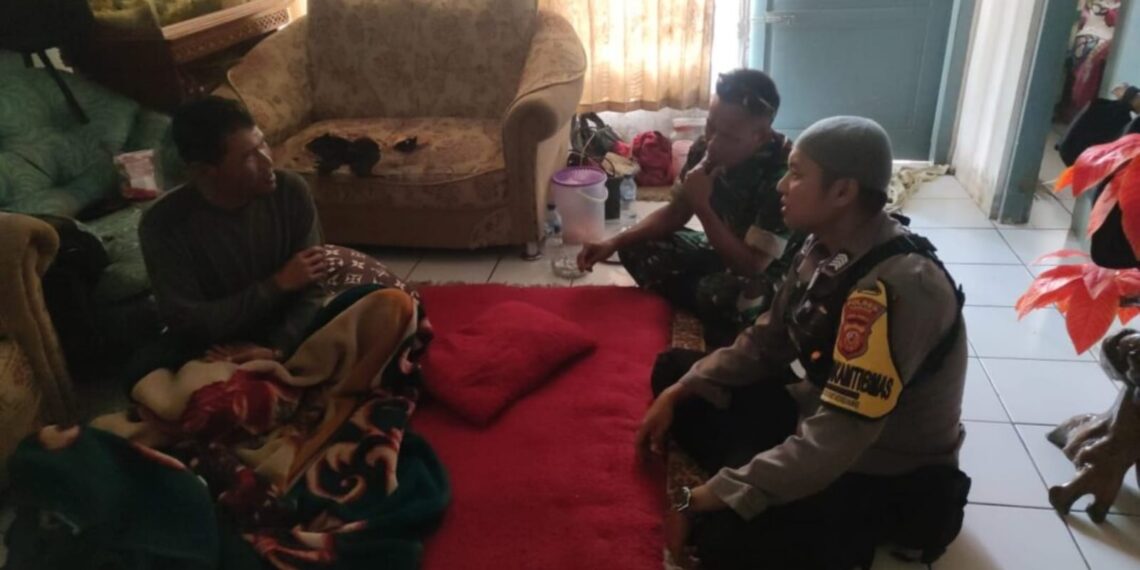 Berikan Rasa Empati, Bhabinkamtibmas Jenguk Kepala Desa Yang Sedang Sakit