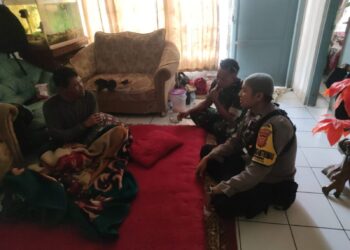 Berikan Rasa Empati, Bhabinkamtibmas Jenguk Kepala Desa Yang Sedang Sakit