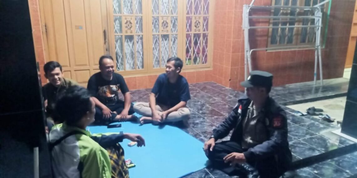 Bhabinkamtibmas Desa Cikancana Polsek Warungkondang Aktif Sambangi Pos Ronda