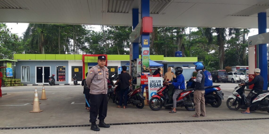 Patroli Someah, Upaya Personel Polsek Mande Cegah Kejahatan Jalanan di Malam Hari Polsek Mande Polres Cianjur Polda Jabar – Dalam rangka memberikan rasa aman dan nyaman kepada masyarakat, polsek mande gencar laksanakan patroli dialogis kepada masyarakat. Kapolres Cianjur AKBP Aszhari Kurniawan melalui Kapolsek Mande IPTU Dadeng menjelaskan selain melaksanakan patroli juga menyampaikan pesan Kamtibmas kepada Masyarakat serta mengajak untuk bersama membantu menjaga kamtibmas di wilayah hukum polsek mande “Polisi tak segan terus memberikan himbauan khususnya kepada para pemuda yang sedang nongkrong. Dikesempatan ini kami memberikan pesan kamtibmas agar para pemuda juga ikut mendukung tugas Polri yang salah satunya menjaga dan memelihara keamanan dan keterti… Tingkatkan Silaturahmi, Bhabinkamtibmas Polsek Mande Sambangi Warga Binaan Polsek Mande Polres Cianjur Polda Jabar – Bhabinkamtibmas Polsek Mande menyambangi warga yang sedang beraktifitas Melalui Kegiatan Door to Door Sistem (DDS) Kapolres Cianjur AKBP Aszhari Kurniawan melalui Kapolsek Mande Iptu Dadeng mengatakan kegiatan Door to Door Sistem (DDS) yang dilakukan oleh Bhabinkamtibmas ini bertujuan untuk dapat menjalin kedekatan dengan Warga Masyarakat serta dapat menyampaikan pesan-pesan Kamtibmas. Selain itu dalam kunjungannya, Bhabinkamtibmas memberikan pemahaman hukum dan memberikan pemahaman kepada warga untuk ikut serta dalam memelihara keamanan dan ketertiban di desa. Dalam kesempatan tersebut Bhabinkamtibmas juga membagikan nomor Call Center a… siap bang https://tribratanews-polrescianjur.com/patroli-someah-upaya-personel-polsek-mande-cegah-kejahatan-jalanan-di-malam-hari/ https://mata-peristiwa.id/patroli-someah-upaya-personel-polsek-mande-cegah-kejahatan-jalanan-di-malam-hari/ https://bring-ka.com/patroli-someah-upaya-personel-polsek-mande-cegah-kejahatan-jalanan-di-malam-hari/ https://eksposkriminal.com/patroli-someah-upaya-personel-polsek-mande-cegah-kejahatan-jalanan-di-malam-hari/ https://mediatujuhempat.com/patroli-someah-upaya-personel-polsek-mande-cegah-kejahatan-jalanan-di-malam-hari/ https://beritatandas.id/patroli-someah-upaya-personel-polsek-mande-cegah-kejahatan-jalanan-di-malam-hari/ https://katerciko.com/patroli-someah-upaya-personel-polsek-mande-cegah-kejahatan-jalanan-di-malam-hari/ https:/… ijin bang Nuhun ka siap bang Polsek Mande Patroli SPBU Sampaikan Pesan Kamtibmas