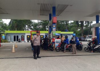Patroli Someah, Upaya Personel Polsek Mande Cegah Kejahatan Jalanan di Malam Hari  Polsek Mande Polres Cianjur Polda Jabar – Dalam rangka memberikan rasa aman dan nyaman kepada masyarakat, polsek mande gencar laksanakan patroli dialogis kepada masyarakat.  Kapolres Cianjur AKBP Aszhari Kurniawan melalui Kapolsek Mande IPTU Dadeng menjelaskan selain melaksanakan patroli juga menyampaikan pesan Kamtibmas kepada Masyarakat serta mengajak untuk bersama membantu menjaga kamtibmas di wilayah hukum polsek mande   “Polisi tak segan terus memberikan himbauan khususnya kepada para pemuda yang sedang nongkrong. Dikesempatan ini kami memberikan pesan kamtibmas agar para pemuda juga ikut mendukung tugas Polri yang salah satunya menjaga dan memelihara keamanan dan keterti… Tingkatkan Silaturahmi, Bhabinkamtibmas Polsek Mande Sambangi Warga Binaan  Polsek Mande Polres Cianjur Polda Jabar  – Bhabinkamtibmas Polsek Mande menyambangi warga yang sedang beraktifitas Melalui Kegiatan Door to Door Sistem (DDS)  Kapolres Cianjur AKBP Aszhari Kurniawan melalui Kapolsek Mande Iptu Dadeng  mengatakan kegiatan Door to Door Sistem (DDS) yang dilakukan oleh Bhabinkamtibmas ini bertujuan untuk dapat menjalin kedekatan dengan Warga Masyarakat serta dapat menyampaikan pesan-pesan Kamtibmas.  Selain itu dalam kunjungannya, Bhabinkamtibmas memberikan pemahaman hukum dan memberikan pemahaman kepada warga untuk ikut serta dalam memelihara keamanan dan ketertiban di desa.  Dalam kesempatan tersebut Bhabinkamtibmas juga membagikan nomor Call Center a… siap bang https://tribratanews-polrescianjur.com/patroli-someah-upaya-personel-polsek-mande-cegah-kejahatan-jalanan-di-malam-hari/ https://mata-peristiwa.id/patroli-someah-upaya-personel-polsek-mande-cegah-kejahatan-jalanan-di-malam-hari/ https://bring-ka.com/patroli-someah-upaya-personel-polsek-mande-cegah-kejahatan-jalanan-di-malam-hari/ https://eksposkriminal.com/patroli-someah-upaya-personel-polsek-mande-cegah-kejahatan-jalanan-di-malam-hari/ https://mediatujuhempat.com/patroli-someah-upaya-personel-polsek-mande-cegah-kejahatan-jalanan-di-malam-hari/ https://beritatandas.id/patroli-someah-upaya-personel-polsek-mande-cegah-kejahatan-jalanan-di-malam-hari/ https://katerciko.com/patroli-someah-upaya-personel-polsek-mande-cegah-kejahatan-jalanan-di-malam-hari/ https:/… ijin bang Nuhun ka siap bang Polsek Mande Patroli SPBU Sampaikan Pesan Kamtibmas