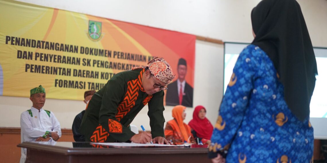 Sebanyak 116 Pegawai Pemerintah dengan Perjanjian Kerja (PPPK) Kota Sukabumi formasi Tenaga Fungsional Guru tahun 2022 menerima Surat Keputusan (SK) Pengangkatan