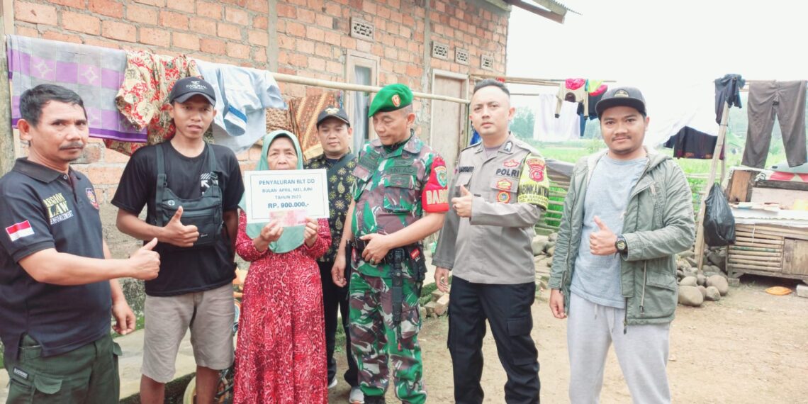Sinergitas TNI POLRI, Bhabinkamtibmas Desa Sasagaran dan Babinsa Dampingi Penyaluran BLT DD