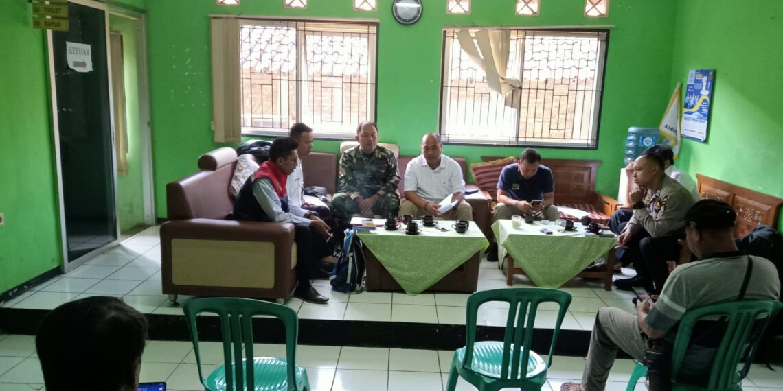 Jalin Sinergitas Dengan Kades, Bhabinkamtibmas dan Babinsa Sambang Kantor Kades Kebon Pedes