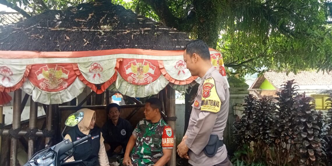 Sinergitas TNI POLRI, Bhabinkamtibmas Polsek Lembursitu Sambangi Warga