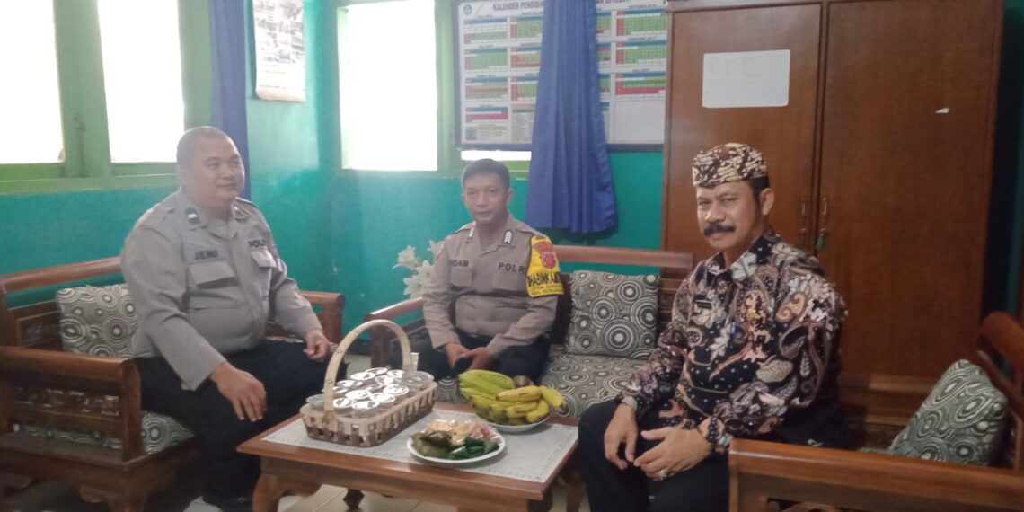Sambangi Tokoh Masyarakat, Bhabinkamtibmas Polsek Gunungguruh Berikan Pesan Kamtibmas