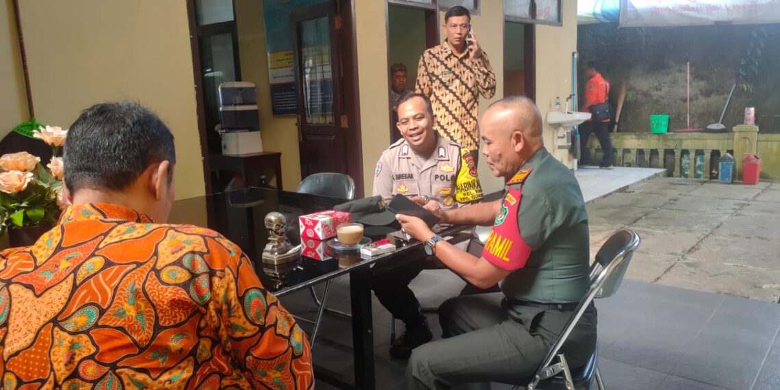 Bersinergi dan Selalu Bersilahturahmi, Bhabinkamtibmas Jalin Kebersamaan Dengan Danramil Dan Camat Di Kantor Kelurahan