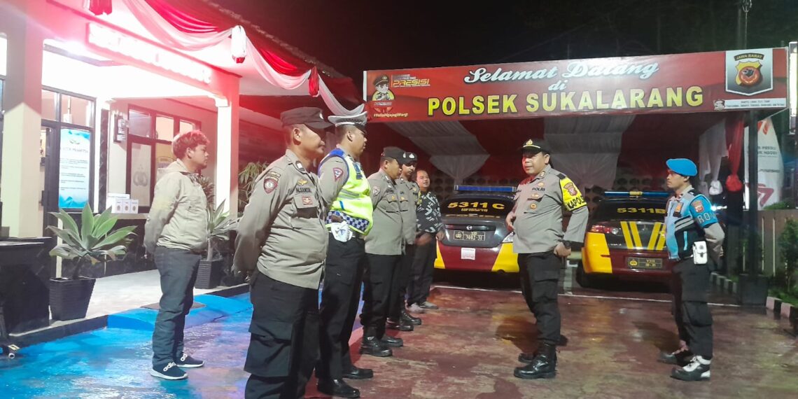 Kapolsek Sukalarang  Sampaikan Arahan Kepada Anggota Saat Apel KRYD Malam Minggu