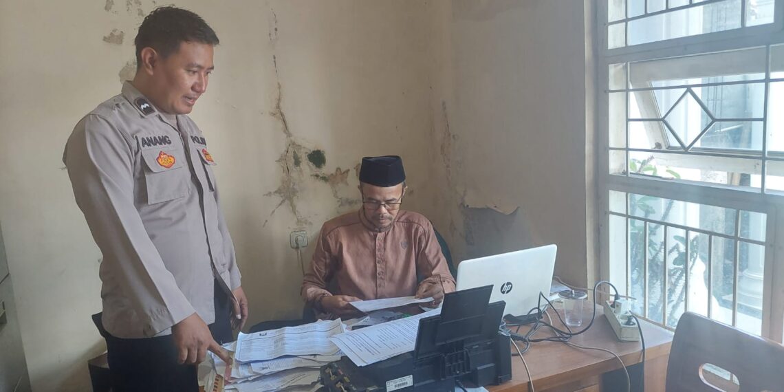 Sambangi Kantor Desa, Bhabinkamtibmas Jalin Sinergitas Dalam Upaya Jaga Kamtibmas