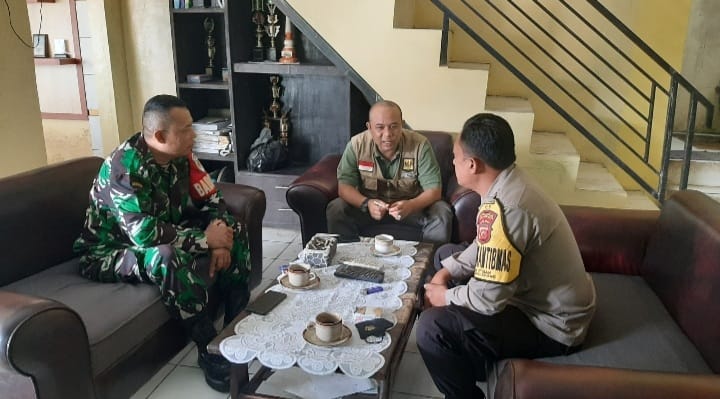 Polsek Sukalarang Perkuat Sinergitas, Bhabinkamtibmas Desa Titisan Laksanakan Giat Sambang Bersama Babinsa