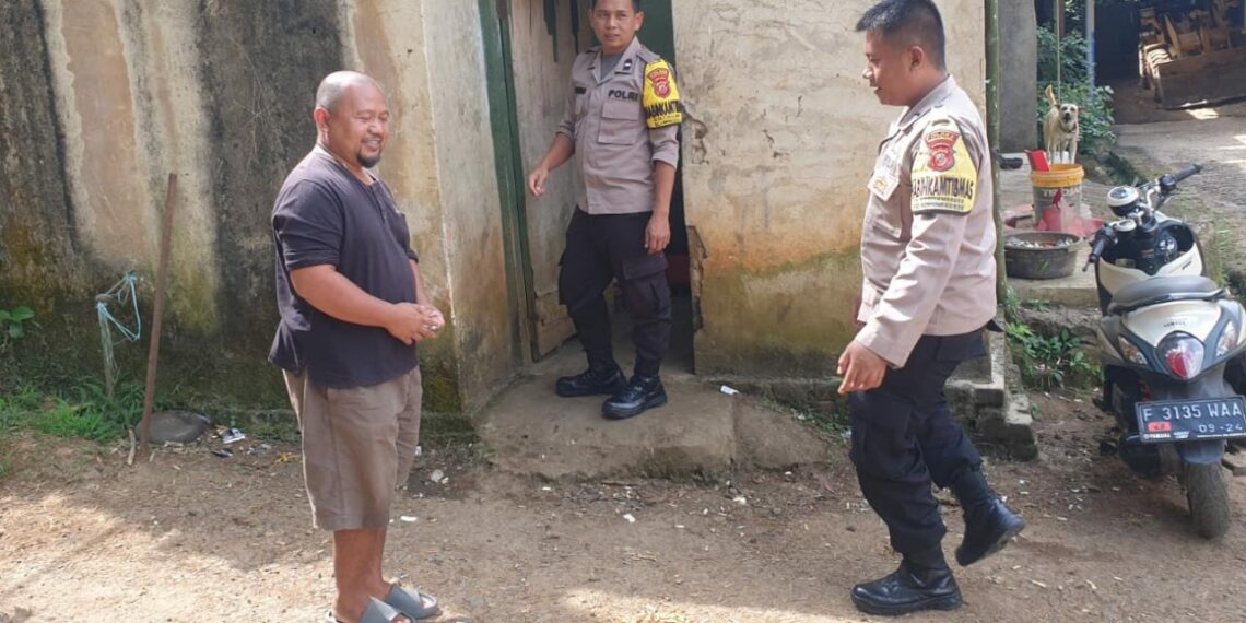 Berduet Sambangi Warga Binaannya Bhabinkamtibmas Polsek Gunungguruh Sampaikan Pesan Kamtibmas