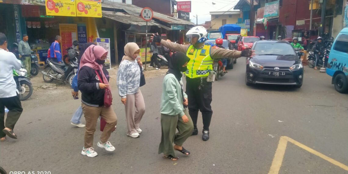 Personil Sat Lantas Polsek Sukaraja Laksanakan Pelayanan Kepada Masyarakat