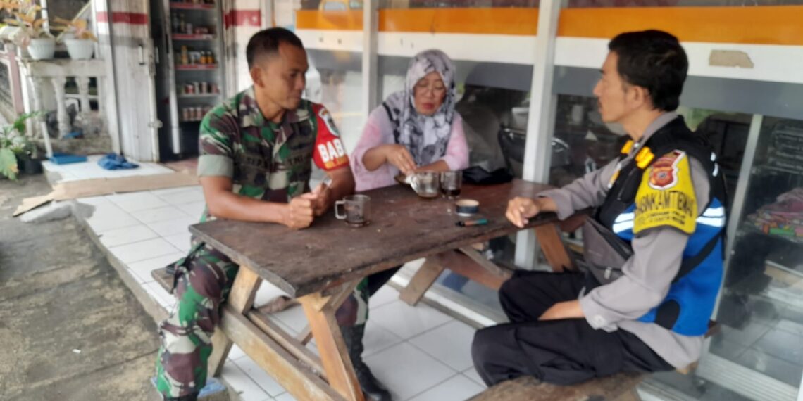 Pererat Sinegritas Bhabinkamtibmas dan babinsa Kunjungi Warganya berikan pesan kamtibmas