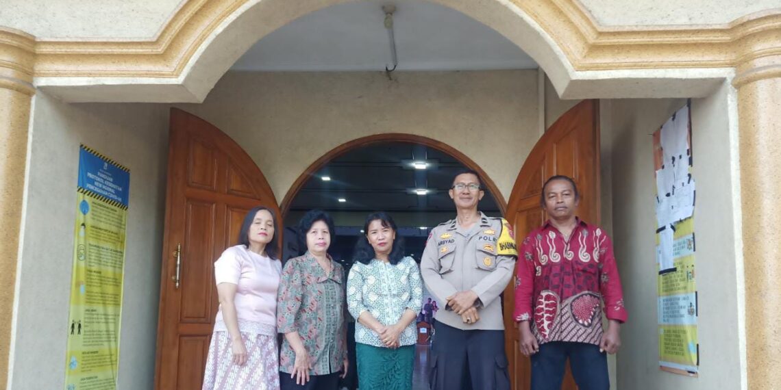 Personil Polsek Gunungpuyuh melaksanakan kegiatan pengamanan di gereja sebagai bentuk pelayanan kepada masyarakat