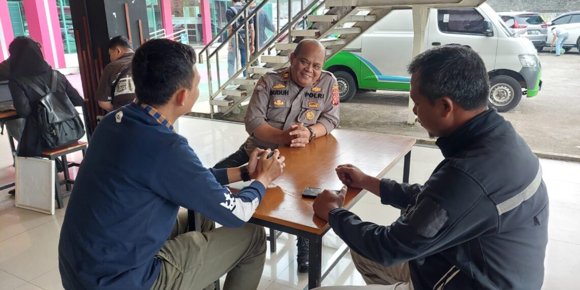 Silaturahmi Kamtibmas Panit Binmas Polsek Cisaat sambangi  Warga