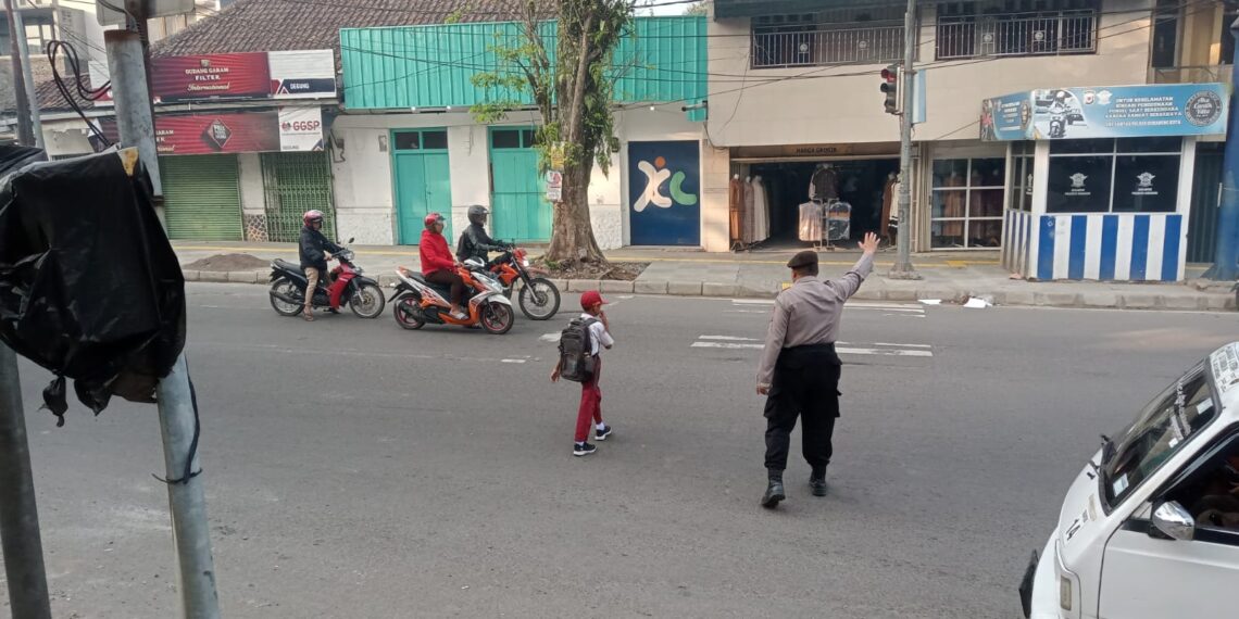 Polsek Gunungpuyuh Polres Sukabumi Kota rutin melaksanakan pengaturan pagi