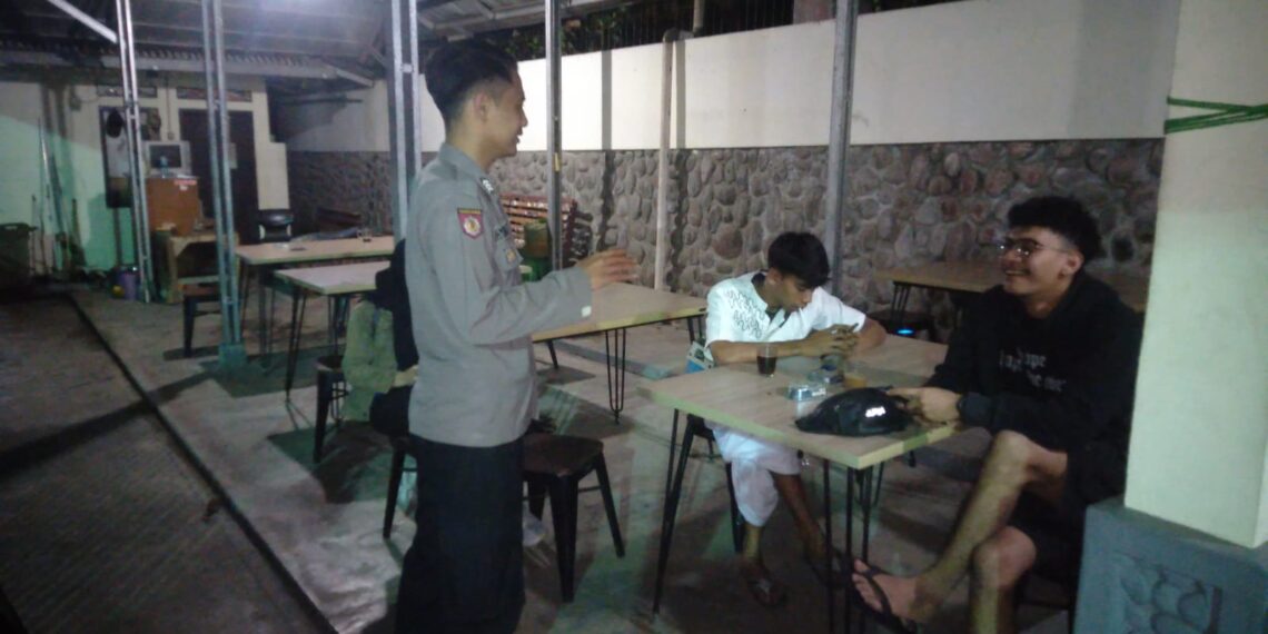 Sambang Warga di Warung Kopi, Anggota Unit Samapta Polsek Gunungpuyuh Berikan Himbauan Tentang Kamtibmas Kepada Warga