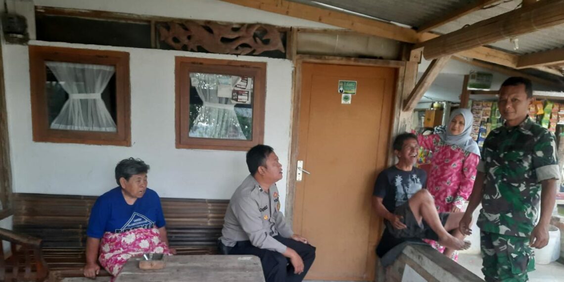 Perkuat Sinergitas, Bhabinkamtibmas Polsek Cireunghas Polres Sukabumi Kota Bersama Babinsa Laksanakan Sambang Masyarakat