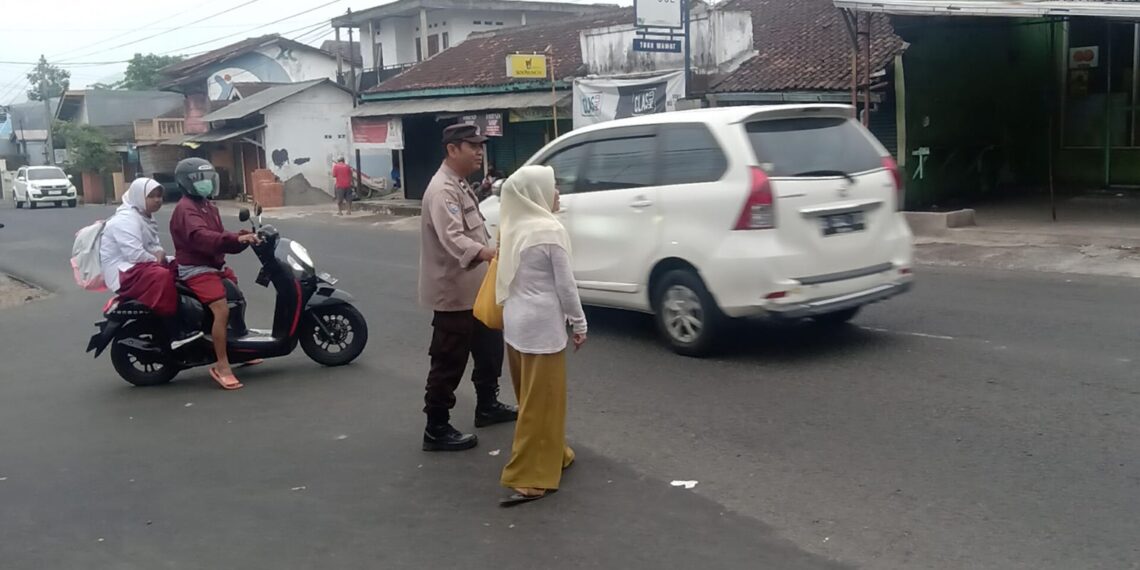 Bhabinkamtibmas Polsek Lembursitu Intensipkan Gatur Lalin depan SD CBM cipanengah Kec Lembursitu Kota Sukabumi