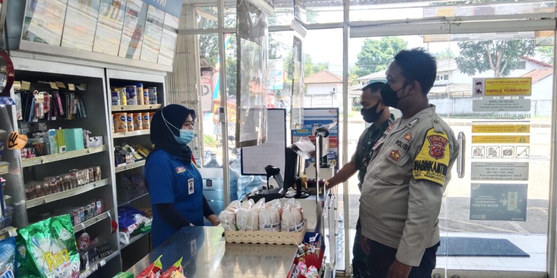 Dalam Upaya Kondusifitas Di Wilayah Bhabinkamtibmas Bersinergi Dengan Babinsa Lakukan Patroli Dialogis