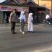 Pelayanan Prima Polisi, Bantu Seberangkan Anak Sekolah