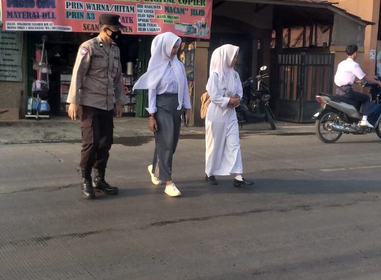 Pelayanan Prima Polisi, Bantu Seberangkan Anak Sekolah
